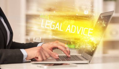 Dizüstü bilgisayarda çalışan iş adamlarının yakınlaşması