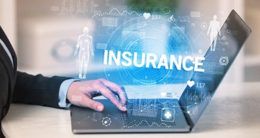 Doktor sağlık kontrolü yapıyor.