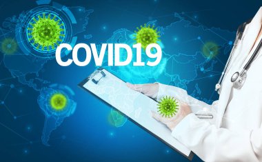 Doktor tıbbi kayıtları dolduruyor.