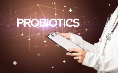 Doktor tıbbi kayıtları dolduruyor.