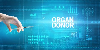 Doktorların elinde şırınga olan beyaz bir eldivenle yakın plan görüntüsü.