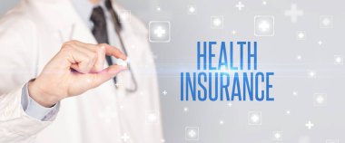 İlaç veren bir doktorun yakın çekimi.