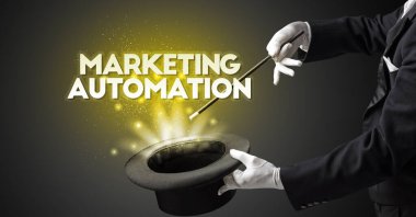 Sihirbaz sihir numarası yapıyor.