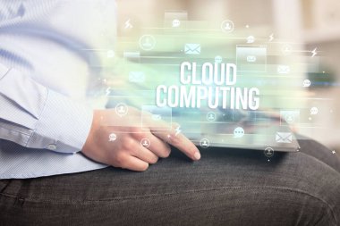 Modern teknoloji konseptini arayan bir tabletin yakın çekimi