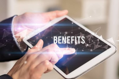 Tablet kullanarak elleri kapat