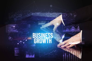 İş adamı dev ekrana dokunuyor