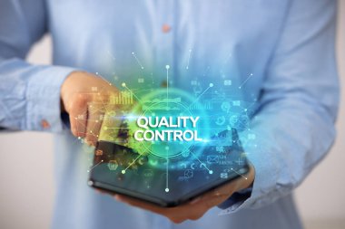 İş adamı katlanabilir bir akıllı telefon tutuyor, yeni iş konsepti