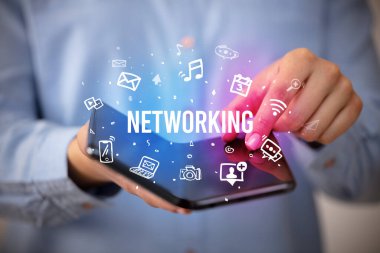 Katlanabilir akıllı telefonu olan bir iş adamı, sosyal medya kavramı