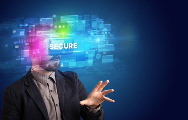 Sanal Gerçeklik gözlükleriyle bakan iş adamı