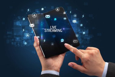 Katlanabilir akıllı telefonu olan bir iş adamı, sosyal medya kavramı