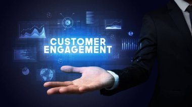 Motivasyon mesajı taşıyan iş adamının eli