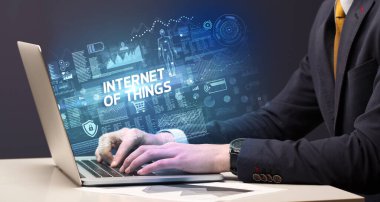 İşadamı laptop kavramı üzerinde çalışma