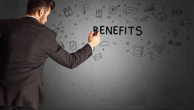 İş adamı yaratıcı bir fikir çiziyor.