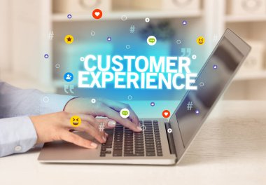 Dizüstü bilgisayar kullanan serbest çalışan bir kadın.