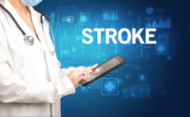 Genç doktor notlar yazıyor.