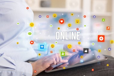 Multimedya konsepti oynayan iş adamı