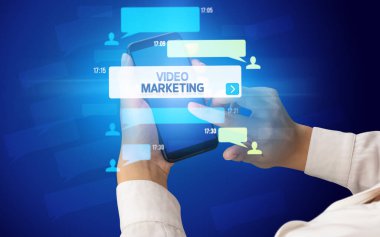 Sosyal medya kavramına sahip akıllı telefon kullanımı