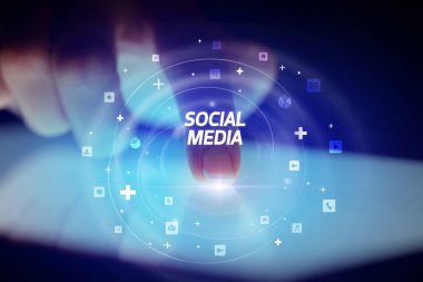 Sosyal medya simgeleri kavramlı parmak dokunuşu tableti