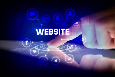 Web teknolojisi simgeleriyle tablete dokunmak