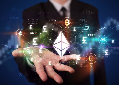 Para birimi sembolleri taşıyan bir işadamı