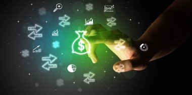 İş adamı parmağı ekranda elle çizilmiş para birimi simgeleriyle çokluortam arayüzüne dokunuyor