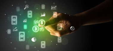 İş adamı parmağı ekranda elle çizilmiş para birimi simgeleriyle çokluortam arayüzüne dokunuyor