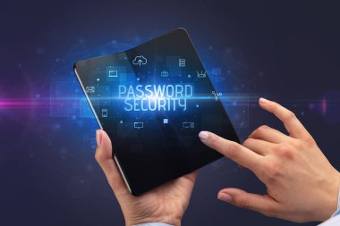 Katlanabilir akıllı telefonu olan bir iş adamı, güvenlik konsepti