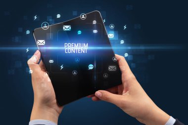 Katlanabilir akıllı telefonu olan bir iş adamı, sosyal medya kavramı