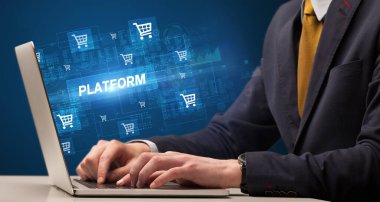 İşadamı laptop kavramı üzerinde çalışma