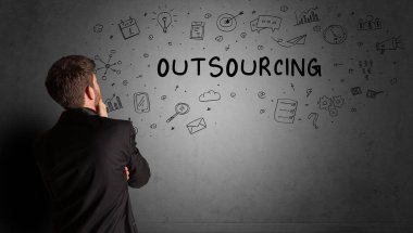 İş adamı yaratıcı bir fikir çiziyor.