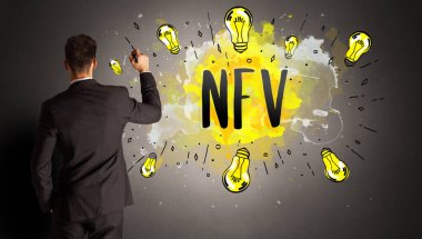 Adam renkli ampul çiziyor.