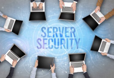 Bir dizüstü bilgisayarın önünde bir grup insan, güvenlik kavramı