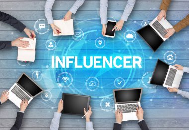 Bir grup insan toplantı yapıyor.