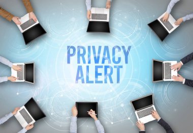 Bir dizüstü bilgisayarın önünde bir grup insan, güvenlik kavramı