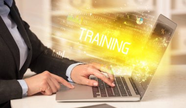 Dizüstü bilgisayarda çalışan iş adamlarının yakınlaşması