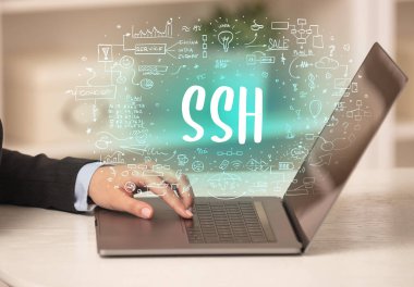 Eller yeni modern bilgisayarda çalışıyor.