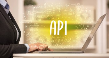 Eller yeni modern bilgisayarda çalışıyor.