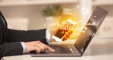 Bilgisayarda çalışan bir iş adamının yan görüntüsü