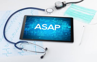 Tıbbi kısaltmalı bir tabletin yakın plan görüntüsü