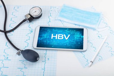 Tıbbi kısaltmalı bir tabletin yakın plan görüntüsü