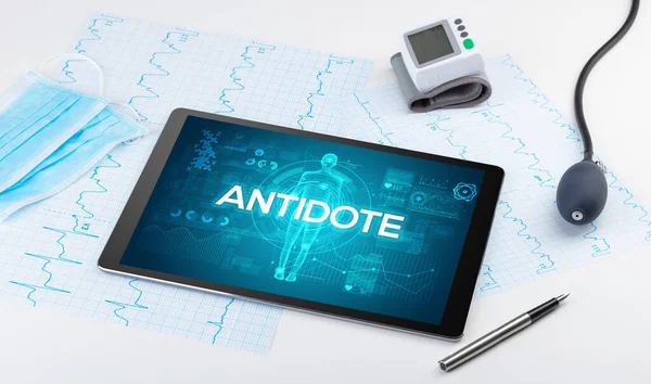 Tablet bilgisayar ve doktor araçları — Stok fotoğraf