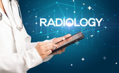 Doktor tıbbi kayıtları dolduruyor.