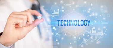 Doktor ilaç veriyor.