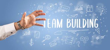 İşletme yazıtlarına işaret eden kırpılmış elin yakın çekimi