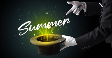 Yaşlı büyücü sihirbazlık numarası yapıyor.