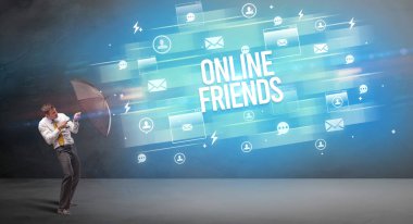 Şemsiye konseptiyle savunma yapan iş adamı