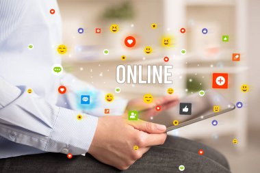 Multimedya konsepti oynayan iş adamı