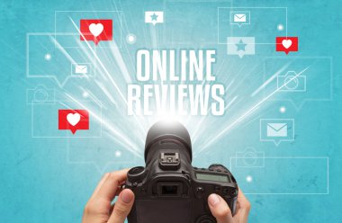 Fotoğraf çeken bir elin yakın çekimi.