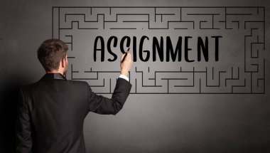 İş adamı labirent çiziyor