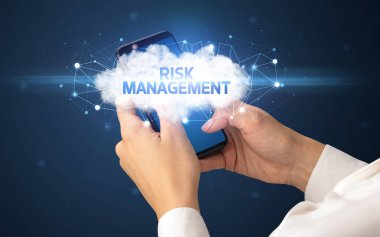 Bulut iş konsepti olan akıllı telefon kullanımı